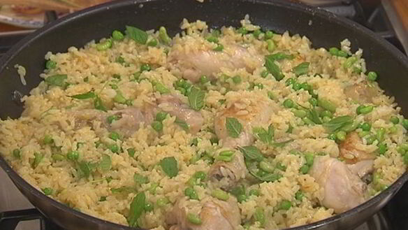 ШАГ 7. весенняя паэлья с курицей и молодыми овощами