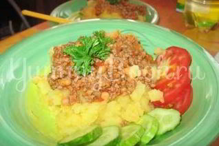 Подливка из фарша с картофельно-морковным пюре