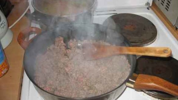 ШАГ 12. подливка из фарша с картофельно-морковным пюре