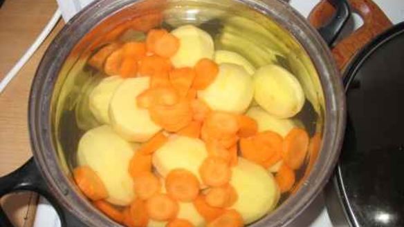 ШАГ 20. подливка из фарша с картофельно-морковным пюре