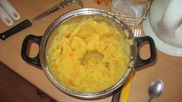 ШАГ 23. подливка из фарша с картофельно-морковным пюре