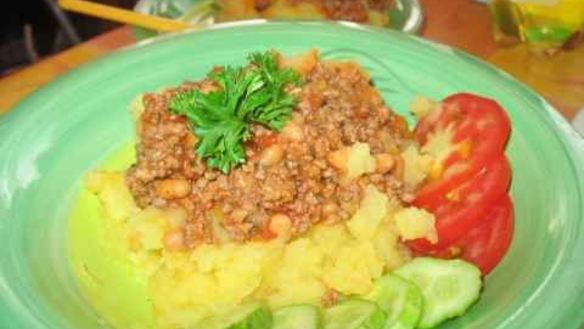 ШАГ 26. подливка из фарша с картофельно-морковным пюре