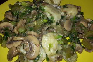 Постные картофельные клецки с луком, грибами и сельдереем