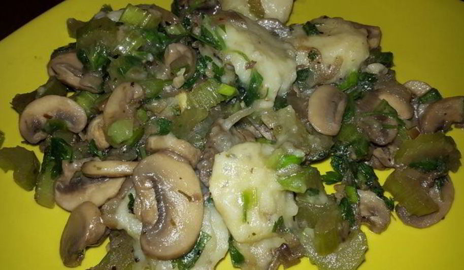 Рецепт постные картофельные клецки с луком, грибами и сельдереем