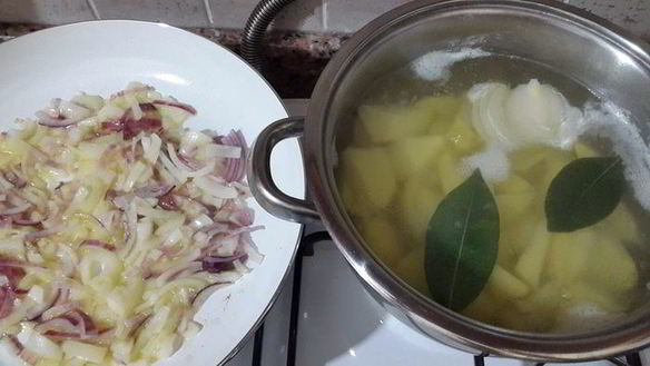 ШАГ 2. постные картофельные клецки с луком, грибами и сельдереем