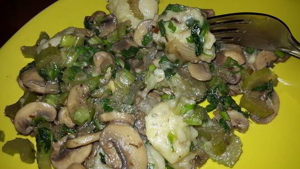 ШАГ 11. постные картофельные клецки с луком, грибами и сельдереем