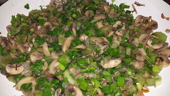 ШАГ 6. постные картофельные клецки с луком, грибами и сельдереем