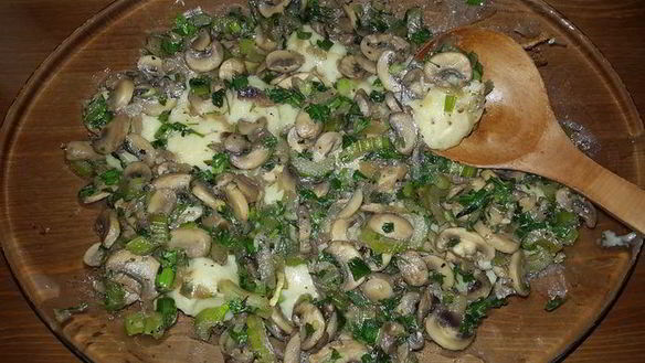 ШАГ 10. постные картофельные клецки с луком, грибами и сельдереем