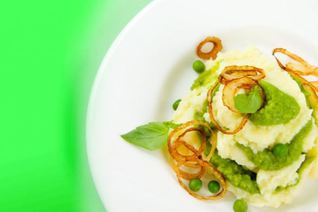 Пюре из картофеля и зеленого горошка