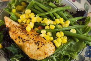 Фаршированная маскарпоне и эстрагоном курица с рагу из фасоли и бекона