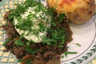 Картофель, запеченный в фольге с мясным рагу