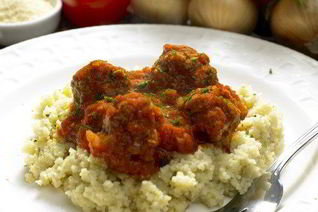 Кускус с рагу из баранины и томатным соусом с лепестками роз