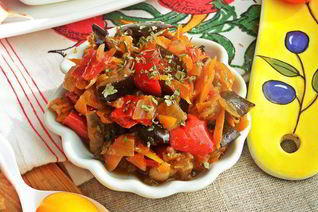 Овощное рагу на основе запеченных баклажанов и перцев