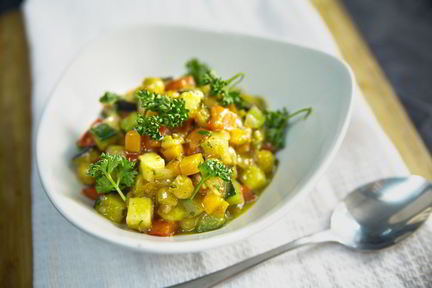 Овощное рагу с нутом и корицей