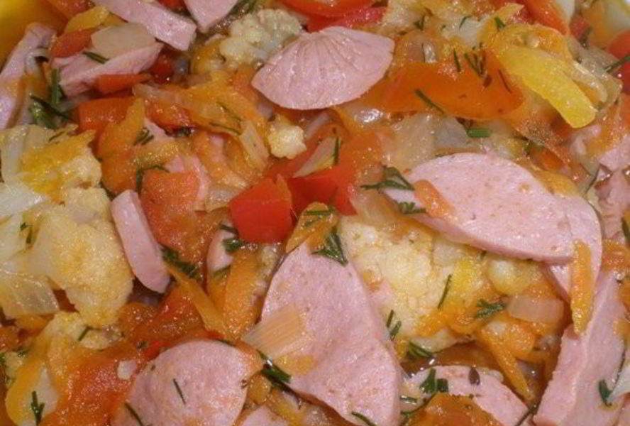 Овощное рагу с сосисками