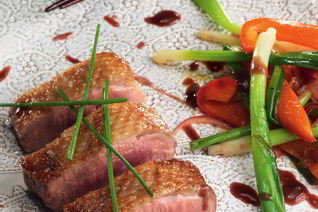 Пряная утка с рагу из зеленого лука и болгарского перца