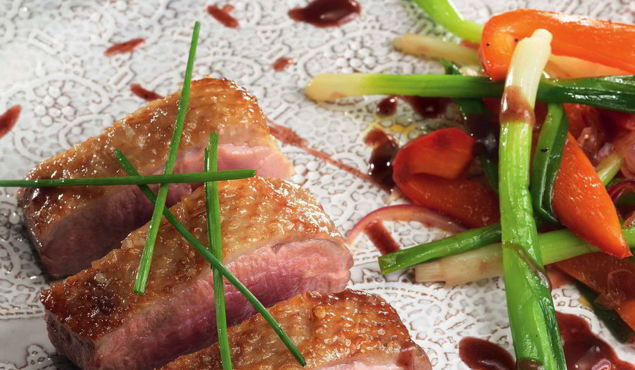 Рецепт пряная утка с рагу из зеленого лука и болгарского перца