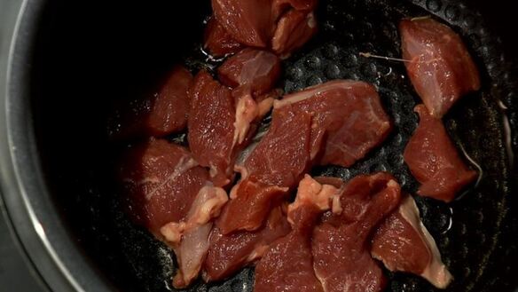 ШАГ 3. рагу из говядины с черносливом