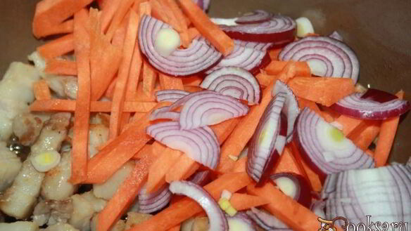 ШАГ 2. рагу из картофеля со свиной грудинкой в мультиварке