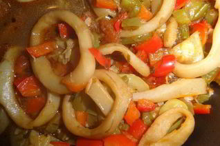 Рагу из красного перца с кальмаром