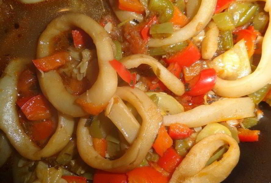 Рагу из красного перца с кальмаром