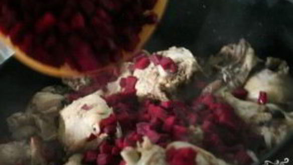 ШАГ 5. рагу из курицы со свеклой