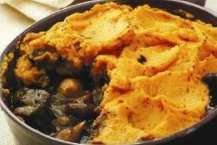 Рагу из оленины с пюре из сладкого картофеля