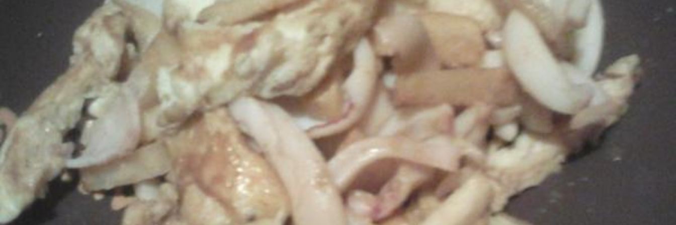 Рагу из сельдерея, кальмаров и омлета