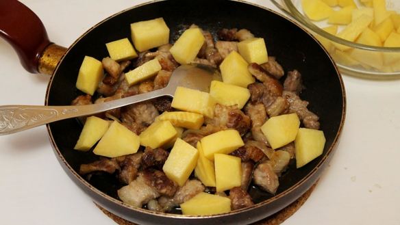 ШАГ 4. рагу из свинины с картошкой