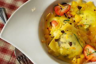 Равиоли с рикоттой в апельсиновом соусе с фрикасе из фруктов