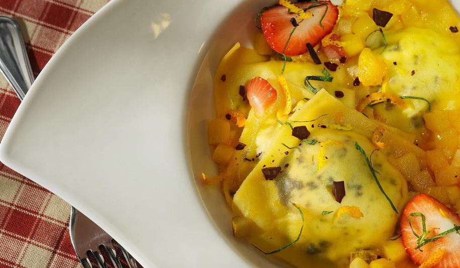 Рецепт равиоли с рикоттой в апельсиновом соусе с фрикасе из фруктов