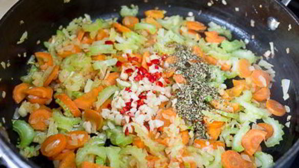 ШАГ 7. томатное рагу из морепродуктов