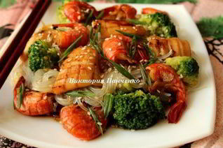 Рисовая лапша с брокколи и морепродуктами