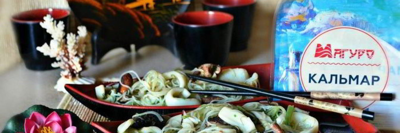 Рисовая лапша с кальмарами и шиитаке в воке