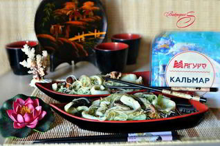 Рисовая лапша с кальмарами и шиитаке в воке