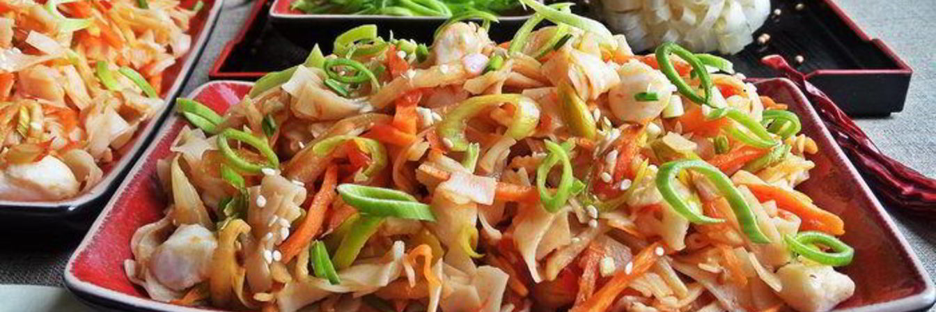 Рисовая лапша с овощами и крабом