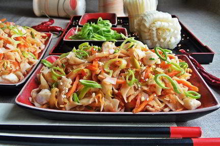 Рисовая лапша с овощами и крабом