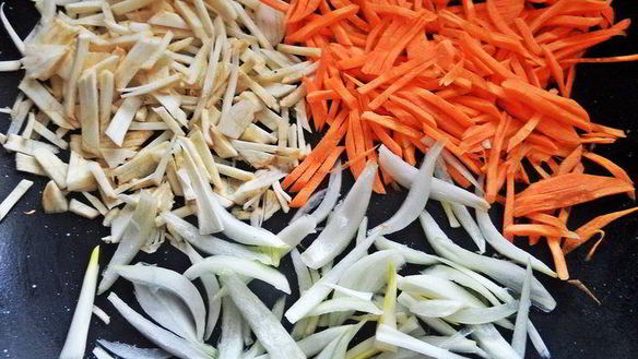 ШАГ 3. рисовая лапша с овощами и крабом