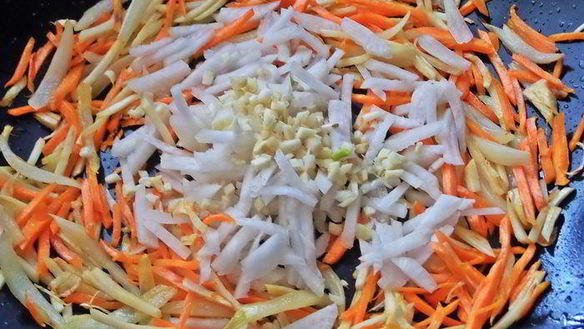 ШАГ 4. рисовая лапша с овощами и крабом