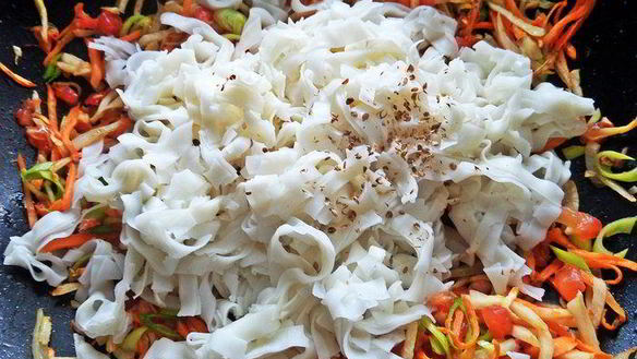 ШАГ 8. рисовая лапша с овощами и крабом