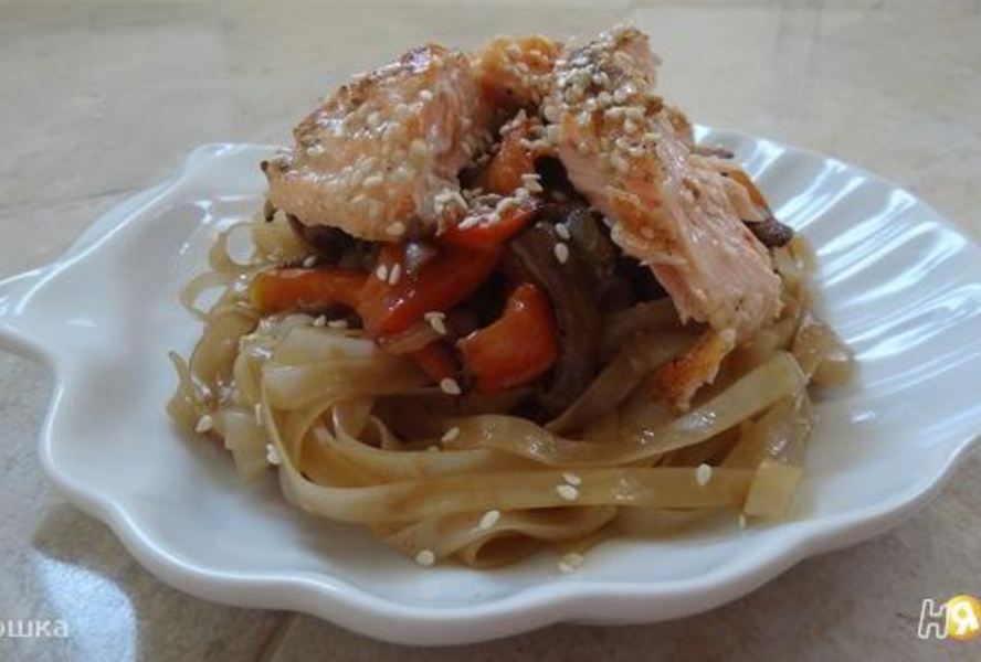 Рисовая лапша с овощами и семгой в кунжуте