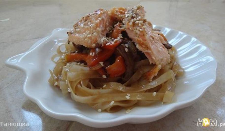 Рецепт рисовая лапша с овощами и семгой в кунжуте