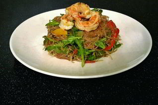 Рисовая лапша с рукколой и креветками