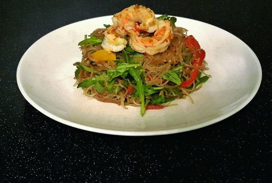 Рисовая лапша с рукколой и креветками