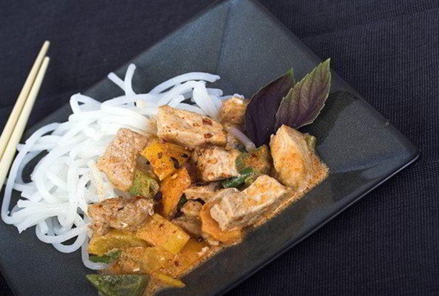 Рисовая лапша со свининой и карри