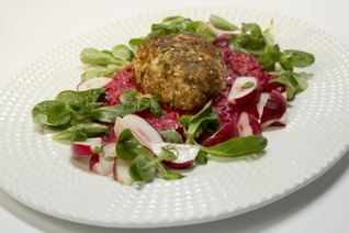 Котлета кордон блю из индейки на свекольном ризотто