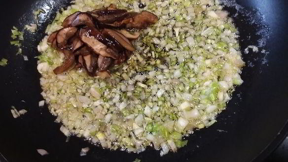ШАГ 2. ризотто с белыми грибами и шпинатом