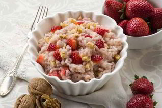 Ризотто с клубникой и грецким орехом