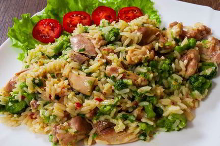 Ризотто с курицей, грибами и брокколи