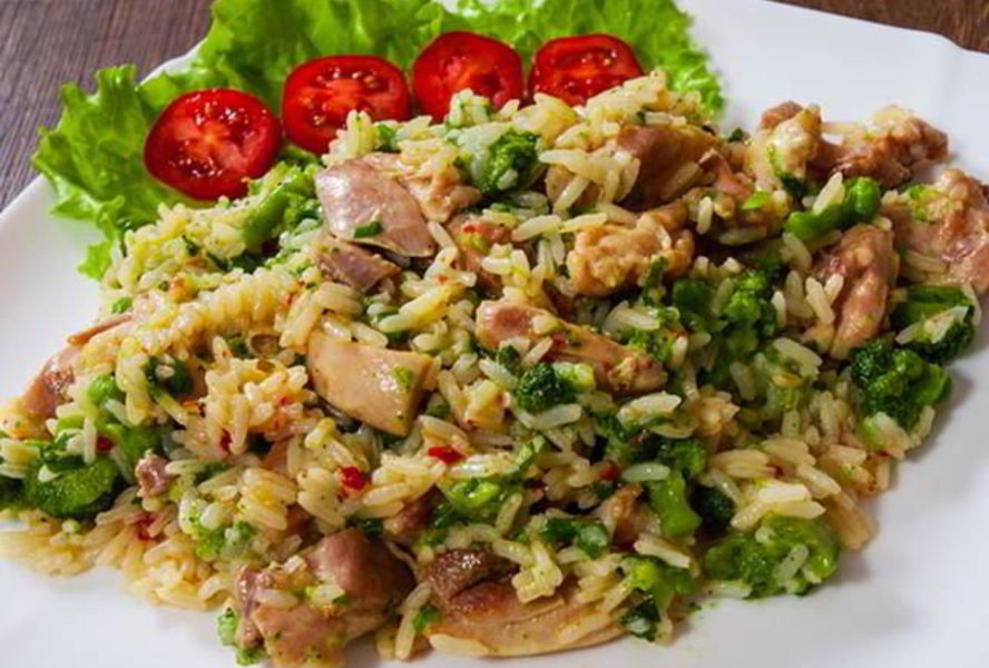 Ризотто с курицей, грибами и брокколи